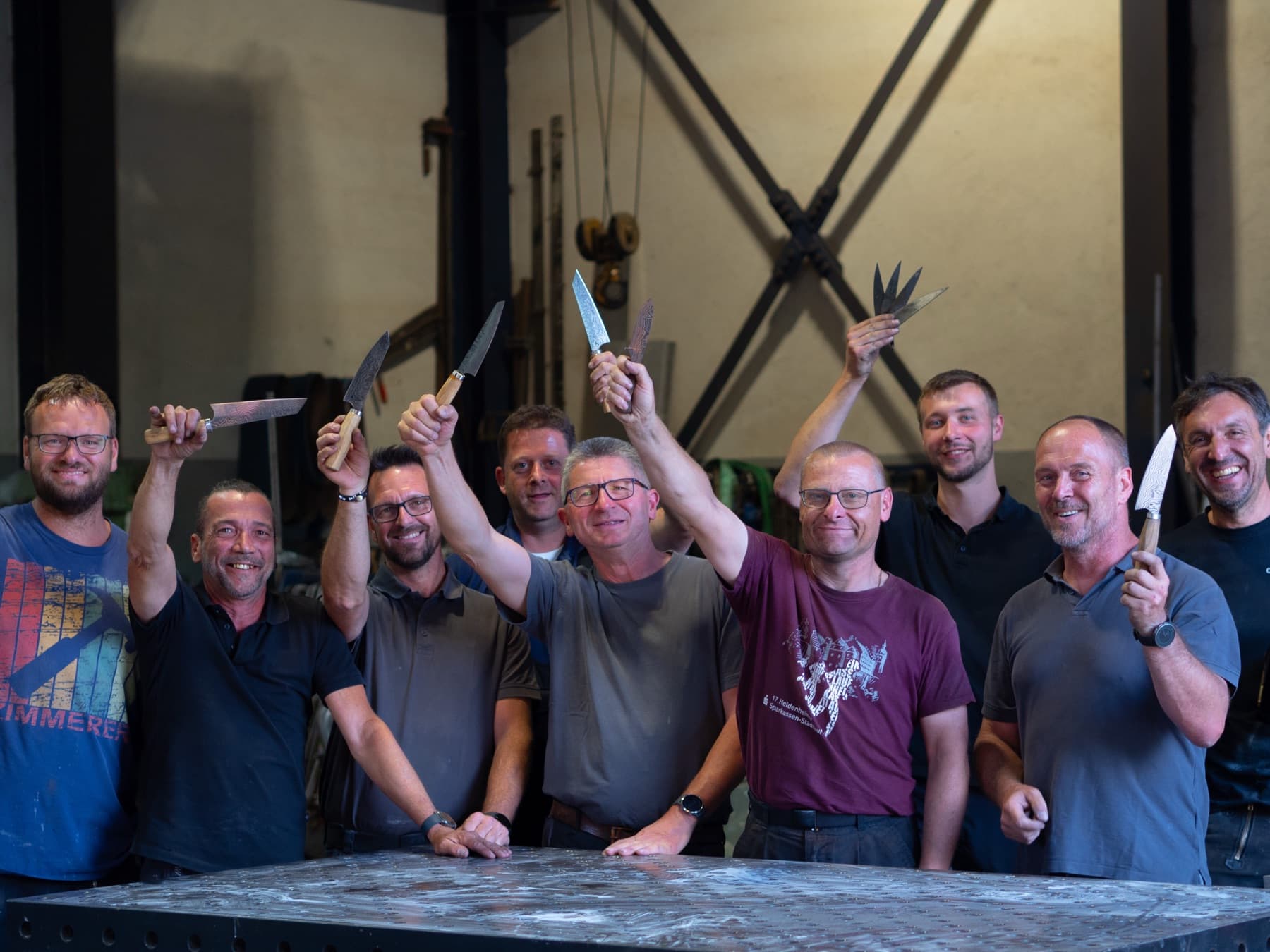 Gruppe mit den selbst geschmiedeten Messern